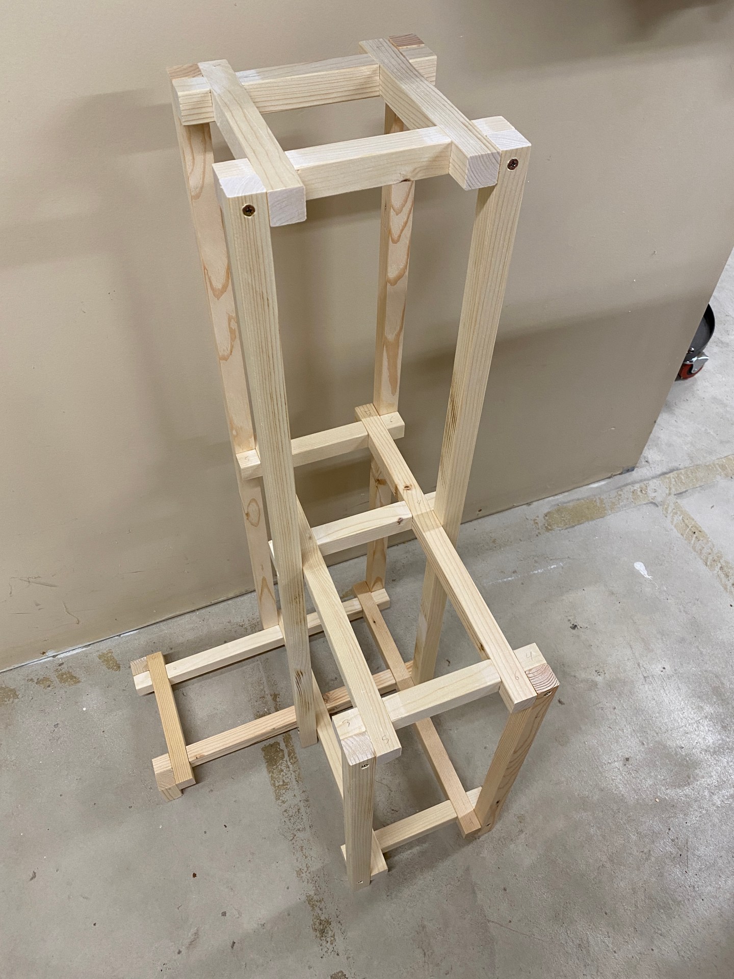 DIY Plant Stand – Nick Momrik