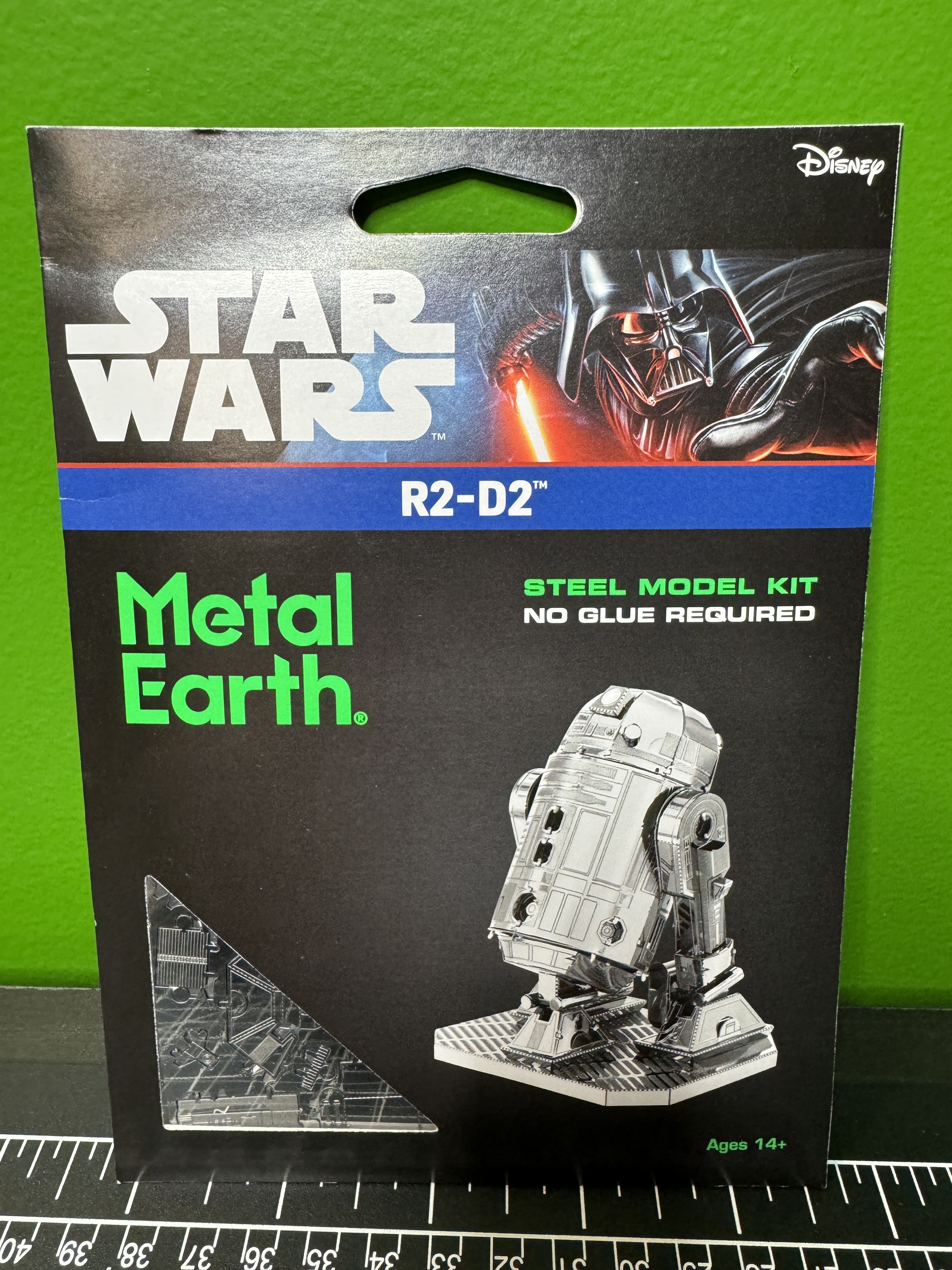 Metal Earth R2-D2 – Nick Momrik